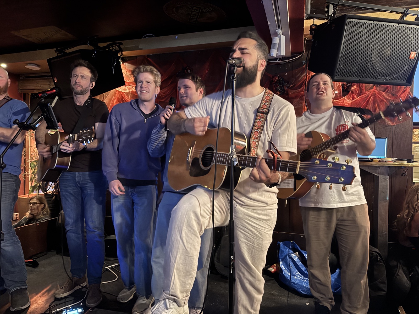 No Bridge på scen: fem musiker med gitarrer sjunger med i refrängen.